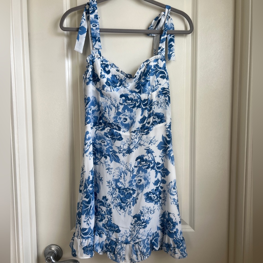NEVER WORN Blue & White Floral Summer Dress. Size 4. Fully-lined. Tie straps.